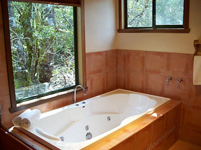 Bathroom 4, Cradle Mountain Highlanders, Kentish