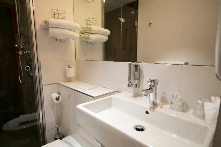 Bathroom 4, Hotel Gabriel, Manche