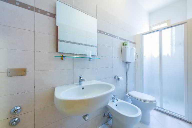 Bathroom 3, Hotel Losanna, Rimini