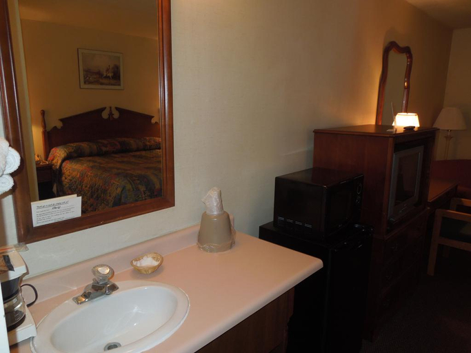Bathroom 4, Knights Inn Endwell, Broome