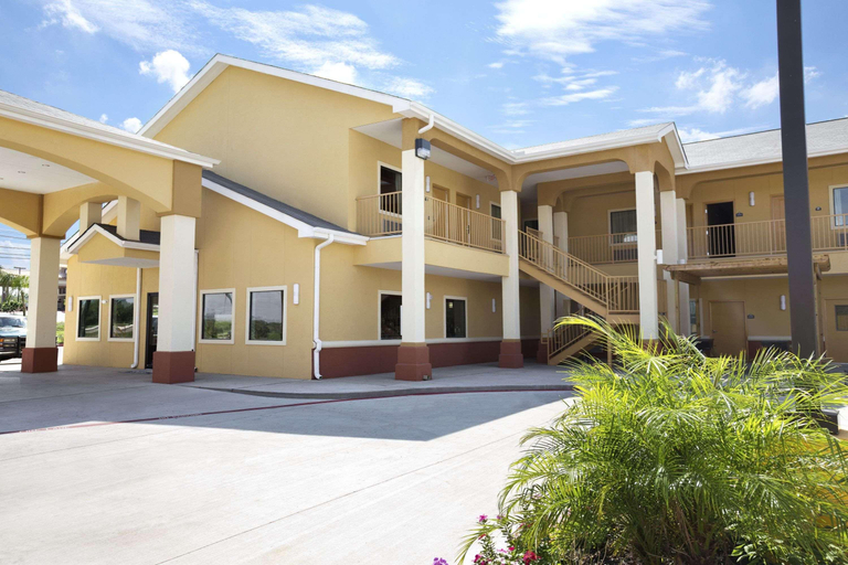 Exterior & Views 4, Days Inn & Suites by Wyndham Gonzales TX, Gonzales