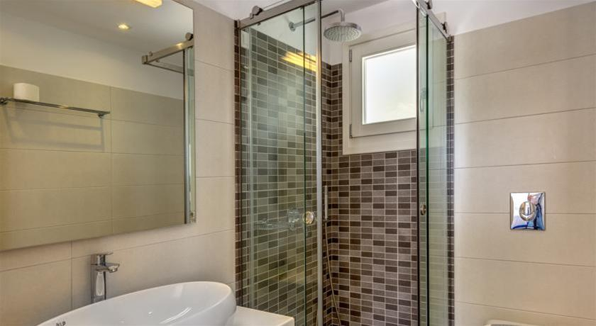 Bathroom 4, Maki's Place, South Aegean