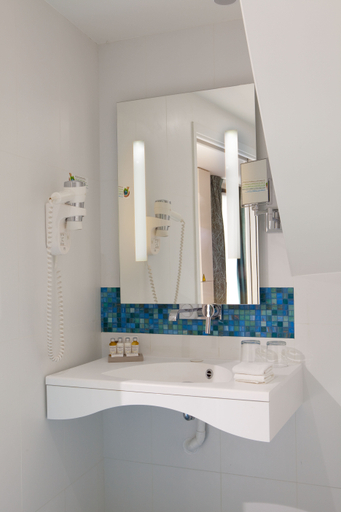 Bathroom 4, Serotel Suites Opera, Paris
