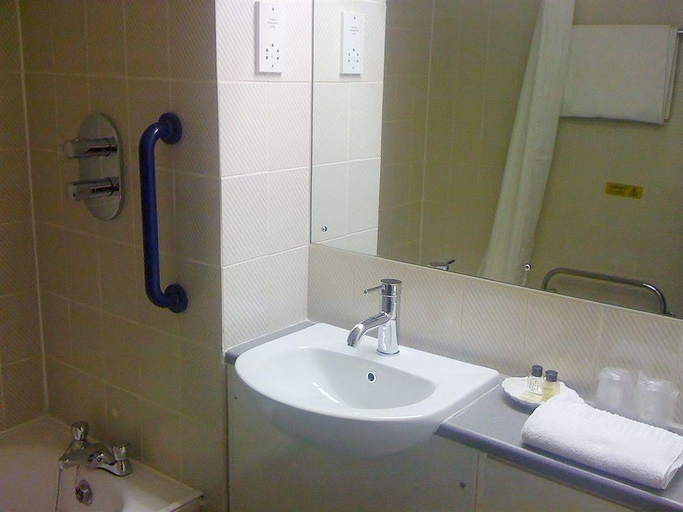 Bathroom 4, Travel Plaza Hotel, Northamptonshire