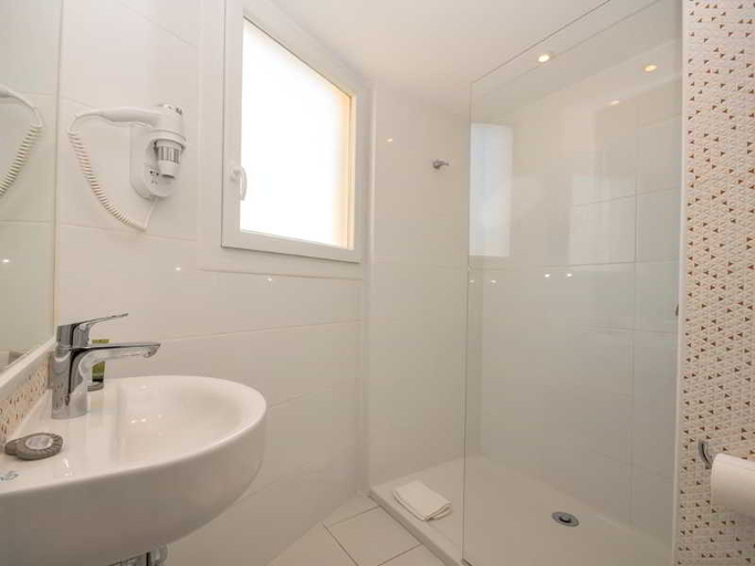 Bathroom 4, NYX Hotel, Pyrénées-Orientales