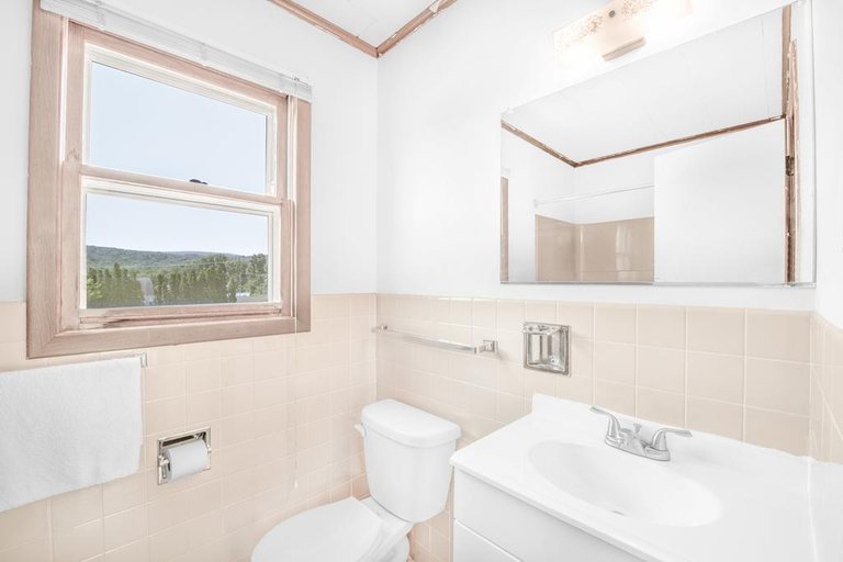 Bathroom 4, Knights Inn Pine Grove, Schuylkill