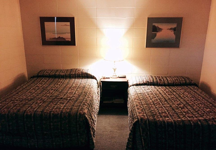 Bedroom 4, Hi Valley Motor Inn, Division No. 18