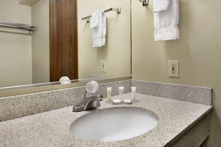 Bathroom 5, Howard Johnson Hotel & Suites by Wyndham Tacoma, Pierce