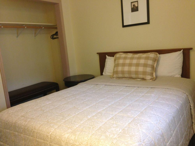 Bedroom 2, Silver Spruce Motel, Garfield