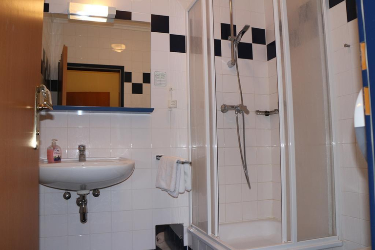 Bathroom 3, Rauchkuchl CenterCourt Hotel, Graz
