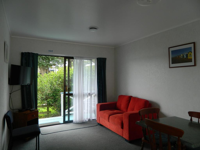 Others 5, Opononi Hotel, Far North