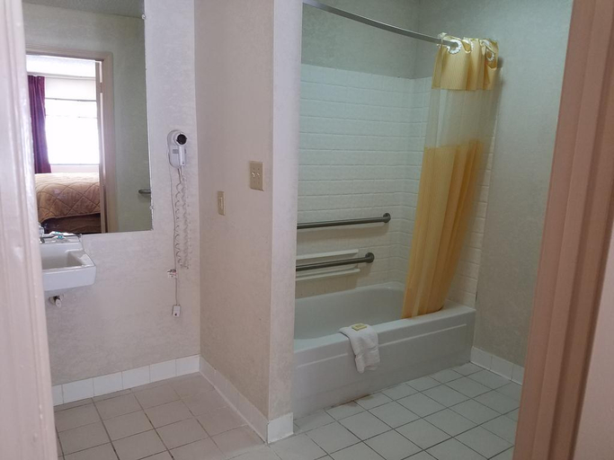 Bathroom 3, Ameraview Inn And Suites, White