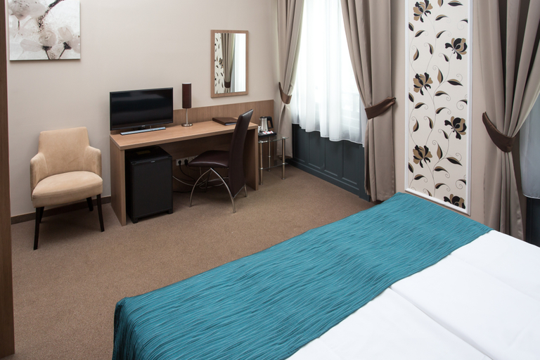 Bedroom 3, Queen Elizabeth Hotel, Gödöllő