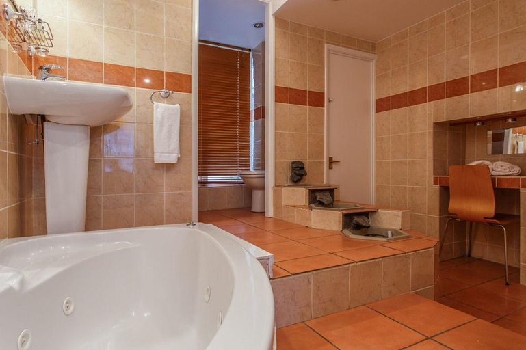 Bathroom 4, Brighton Surf Hotel, Brighton and Hove