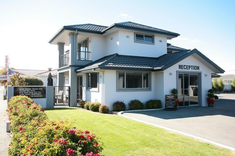 Exterior & Views