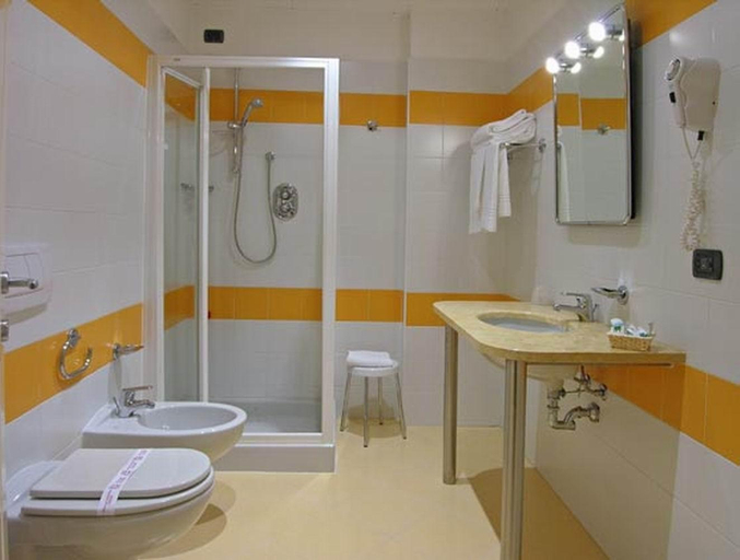 Bathroom 4, Hotel Medea, Cuneo