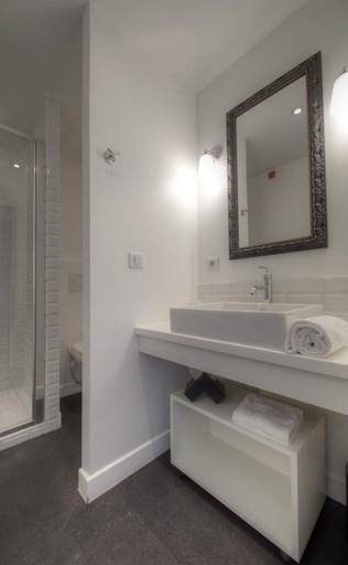 Bathroom 5, 21, Foch, Maine-et-Loire