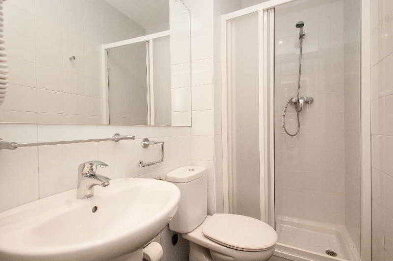 Bathroom 4, Liceu Apartments by Gaiarooms, Barcelona