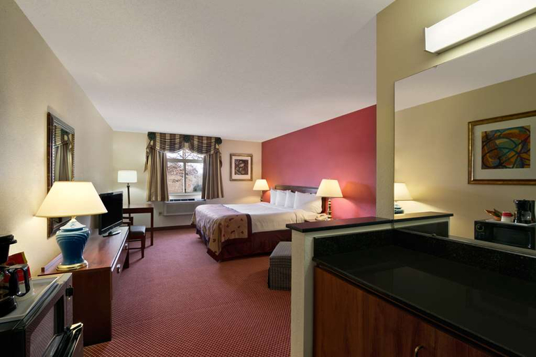 Bedroom 3, Econo Lodge Whitehall near Michigan's Adventure, Muskegon