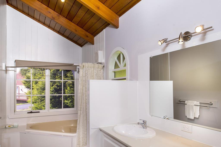 Bathroom 2, Tamar Valley Resort Grindelwald, West Tamar - Pt A