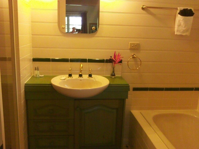 Bathroom 4, Licuala Lodge, Cardwell