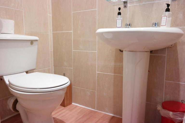 Bathroom 4, Shananagens Guesthouse, Blackpool