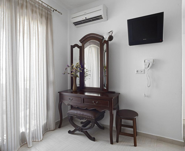 Bedroom 3, Hotel Anemomilos, South Aegean