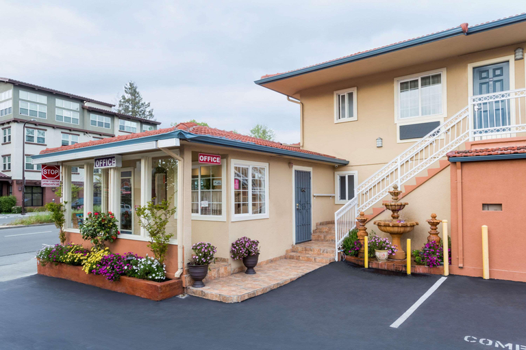 Howard Johnson by Wyndham Berkeley, Alameda