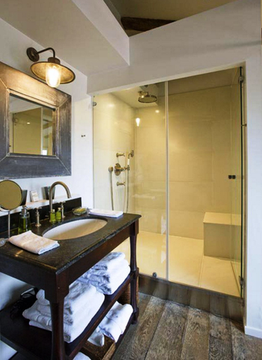 Bathroom, L'Auberge Basque, Pyrénées-Atlantiques