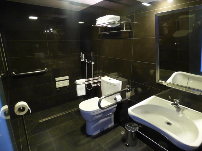 Bathroom 4, Adega Oceano, Nazaré
