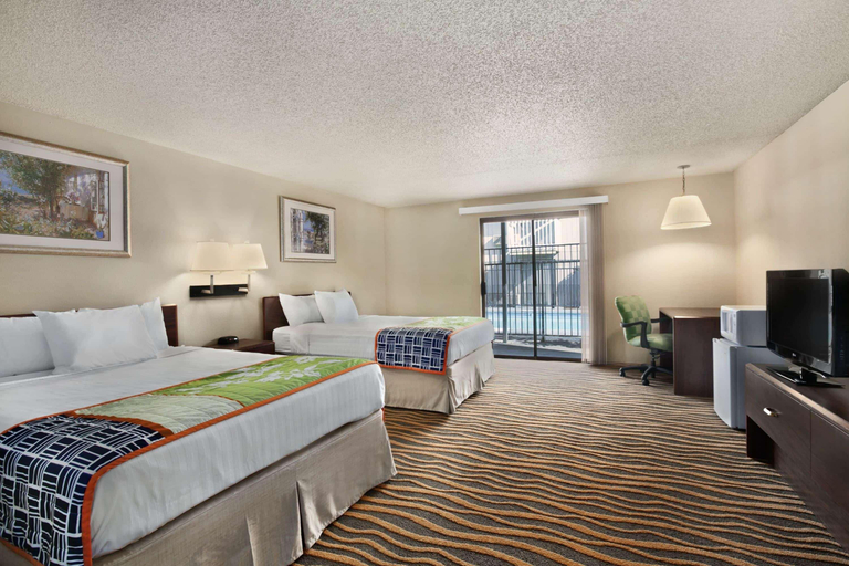 Bedroom 2, Howard Johnson Hotel & Suites by Wyndham Tacoma, Pierce