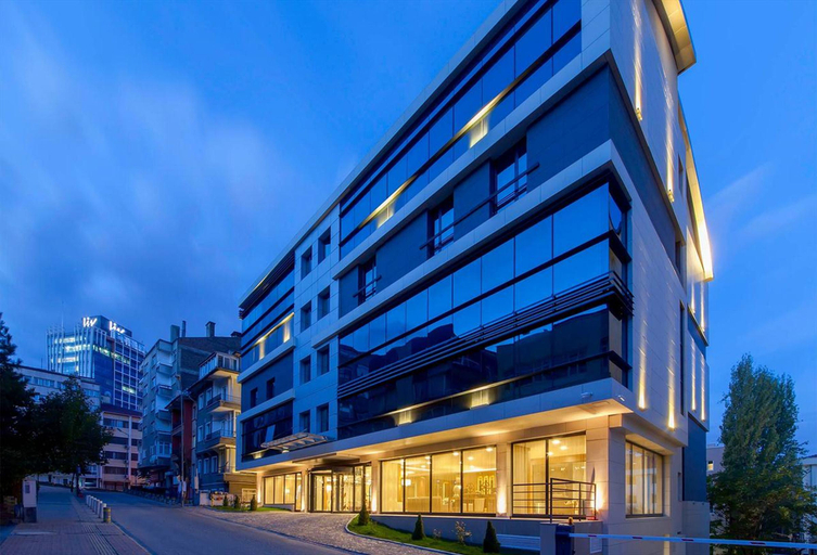 Exterior & Views