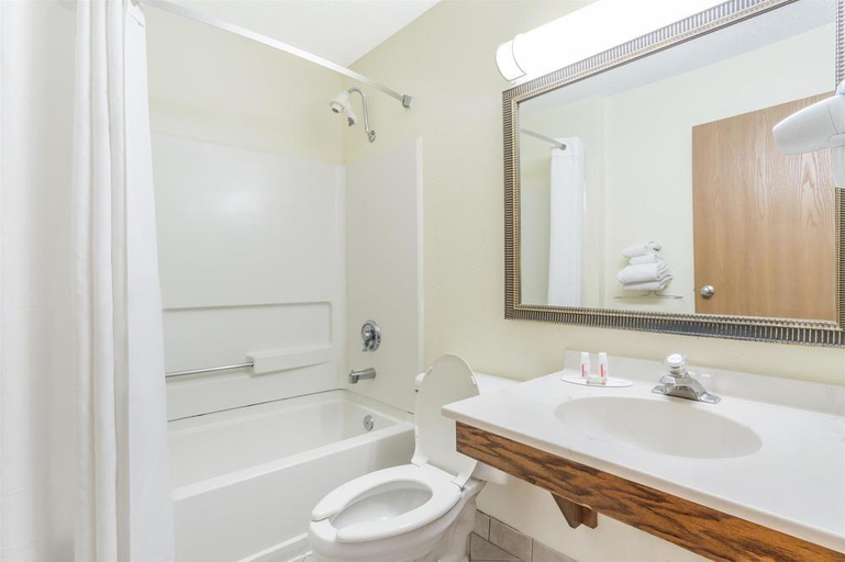 Bathroom 3, Super 8 by Wyndham Joppa, Harford