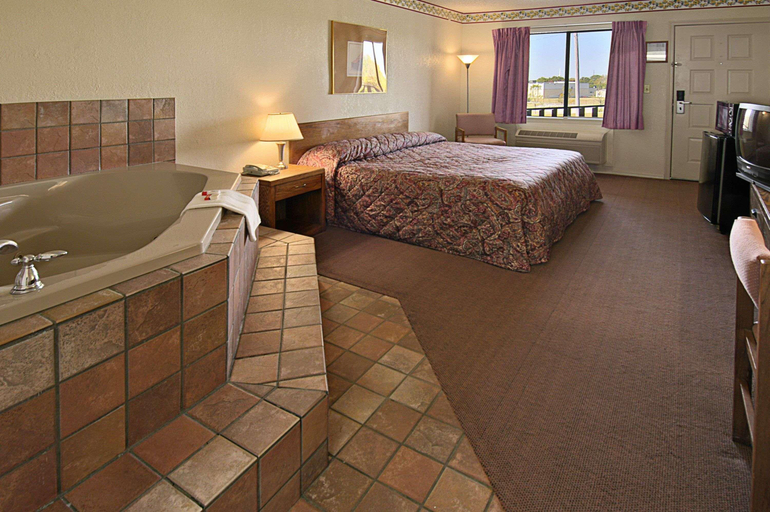 Bathroom, Travelodge by Wyndham Tulsa, Tulsa