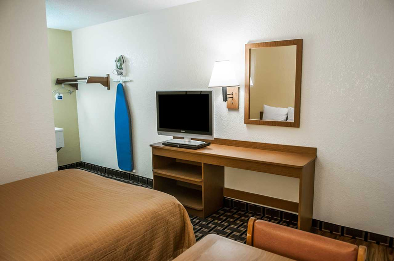 Bedroom 3, Rodeway Inn Albuquerque, Bernalillo