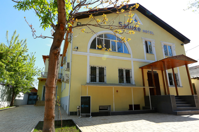Exterior & Views
