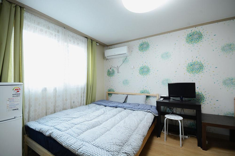 Bedroom 4, Y's house in Hongdae, Mapo