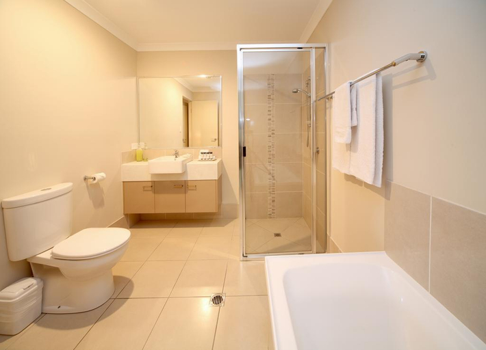 Bathroom 3, Direct Collective - Villas on Rivergum, Emerald