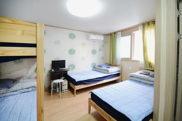 Bedroom 3, Y's house in Hongdae, Mapo