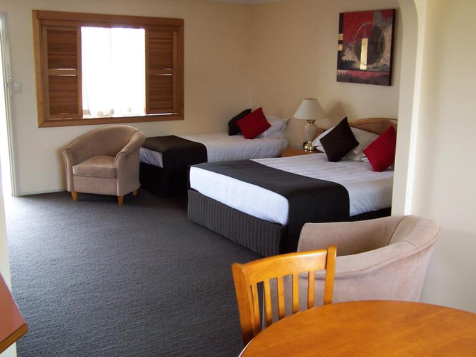 Bedroom 2, McNevin's Maryborough Motel, Maryborough