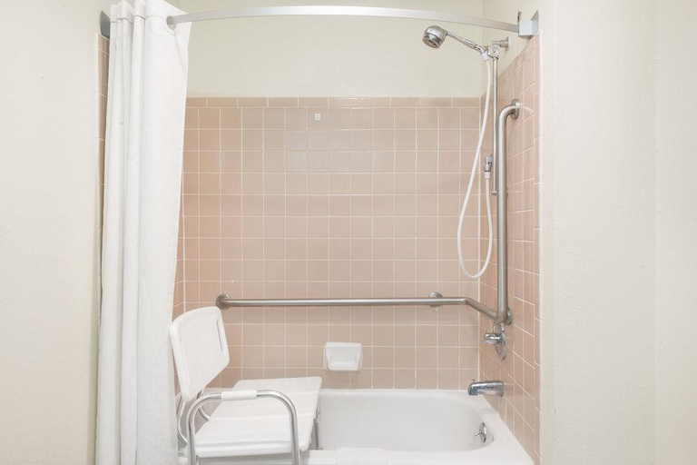 Bathroom 3, Knights Inn & Suites Anniston Oxford Area, Calhoun
