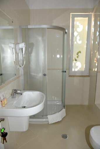 Bathroom 4, Grand White City, Beratit