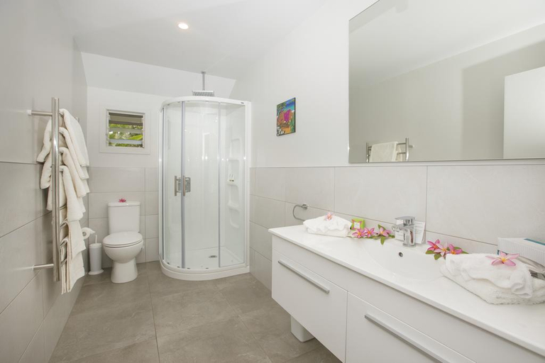 Bathroom 3, Lagoon Breeze Villas, Rorotonga