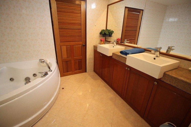 Bathroom 1, Butterfly Garden Boutique Residences, Pattaya