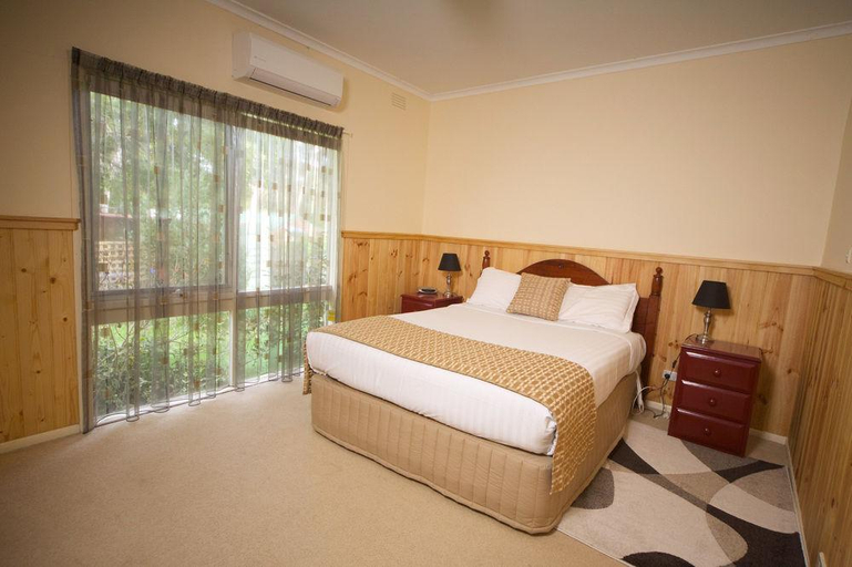 Bedroom 3, Sanctuary House Healesville Motel, Yarra Ranges - North