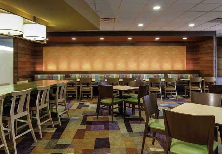 Food & Drinks 5, Fairfield Inn & Suites by Marriott Lincoln Southeast, Lancaster