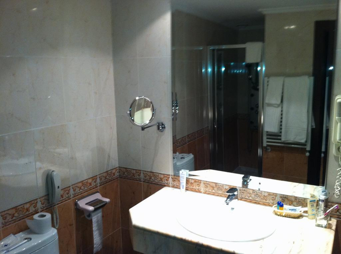 Bathroom 4, Hotel Leonor Miron, Soria