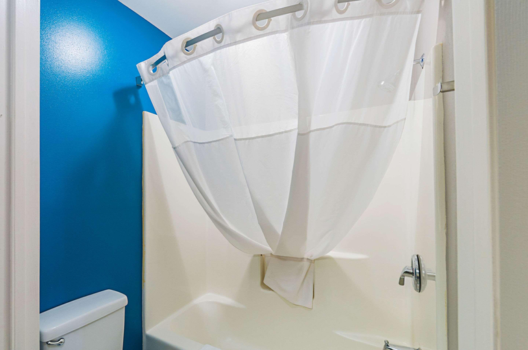 Bathroom 4, Quality Inn Harrisonburg I-81, Harrisonburg