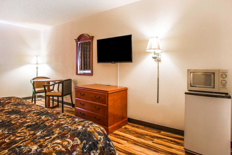 Bedroom 3, FairBridge Inn Express Caseyville, Saint Clair