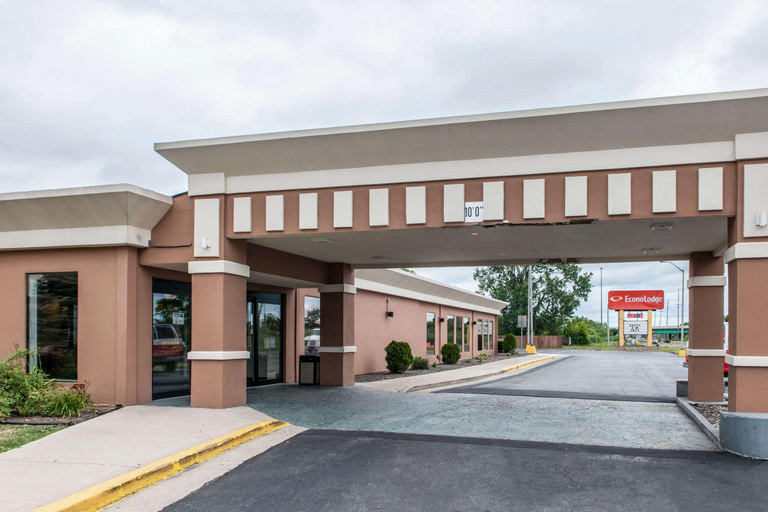Exterior & Views 2, Days Inn and Suites by Wyndham Hammond, IN, Lake